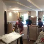 عمال يقومون بنقل الاثاث